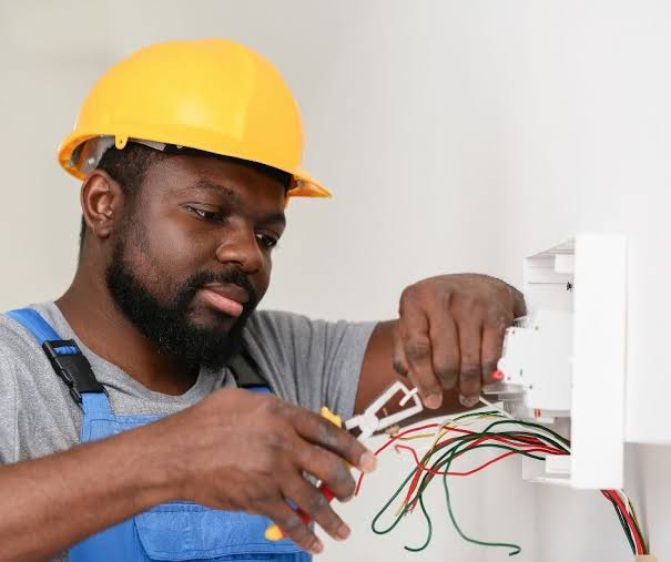 Électricien  - installateurs d'équipements techniques - Les Mains d'ici